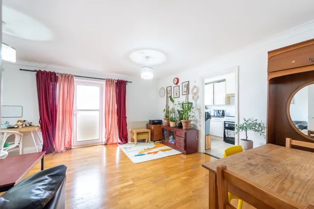 London, NW10, photo 1