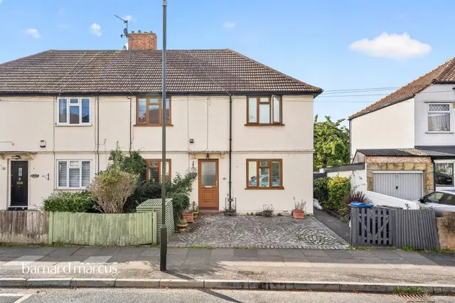 2 bedroom flat, Woodstock Way, Mitcham, CR4