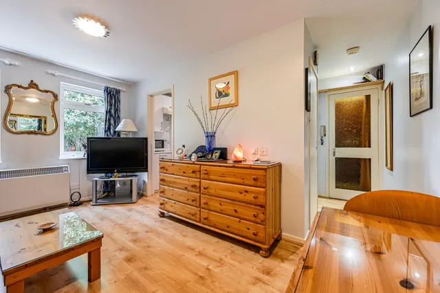 Photo 3 — 27c Westcott Road, London