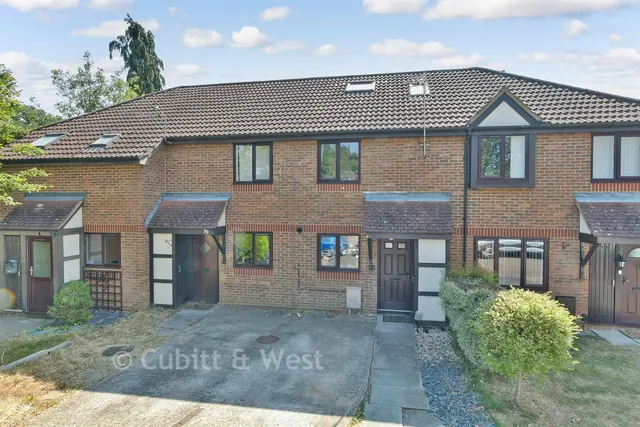 Carlton Tye, Horley, RH6, photo 1