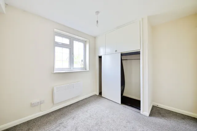 Photo 3 — Barkwood Close, Romford, RM7
