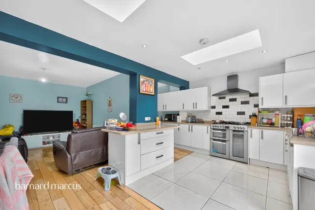 Somerset Avenue, Chessington, KT9, photo 2