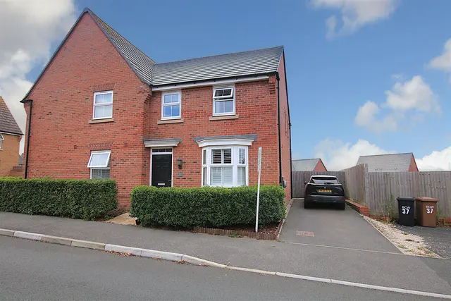 Packwood Crescent, Earls Barton, photo 1