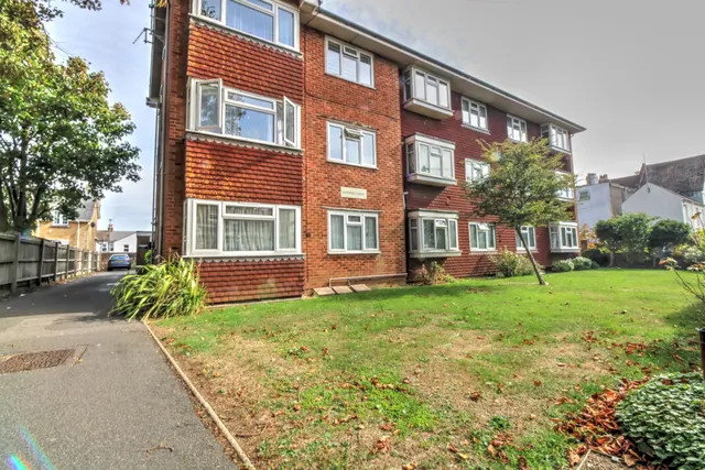 1 bedroom flat, Byron Road, Worthing, BN11