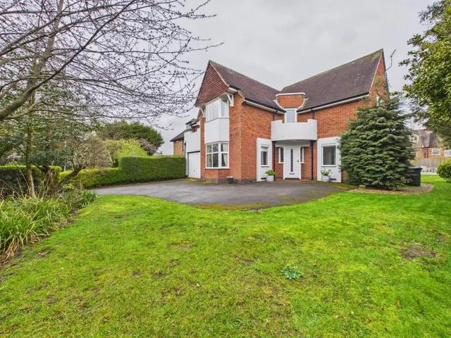 Photo 2 — Shakespeare Drive, Hinckley, LE10
