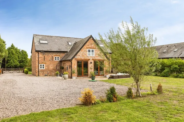 Wrexham Road, Holt, LL13, photo 1