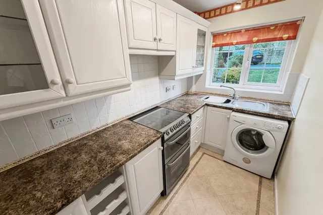Oakdene Drive, Alwoodley, LS17, photo 3