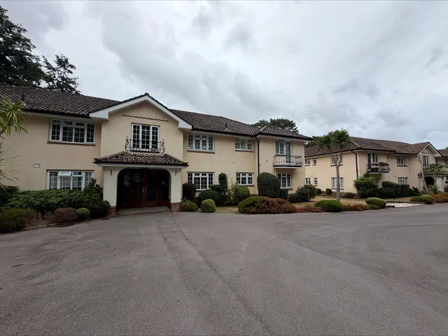 Golf Links Road, Ferndown, photo 1