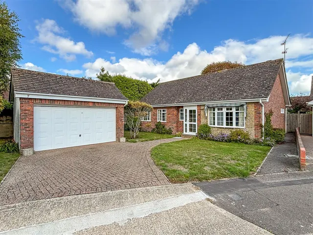 Walnut Avenue, Rustington, photo 1