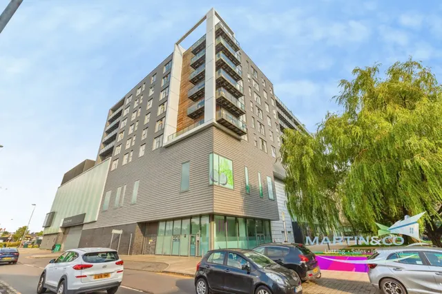1 bedroom flat, Mazarin House, St Johns Garden, BL9