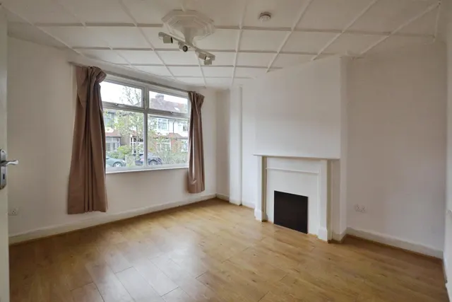 Photo 2 — Princes Avenue, Palmers Green, London, N13