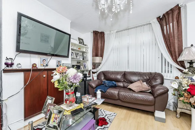 Photo 3 — Thornhill Road, Luton, Bedfordshire, LU4