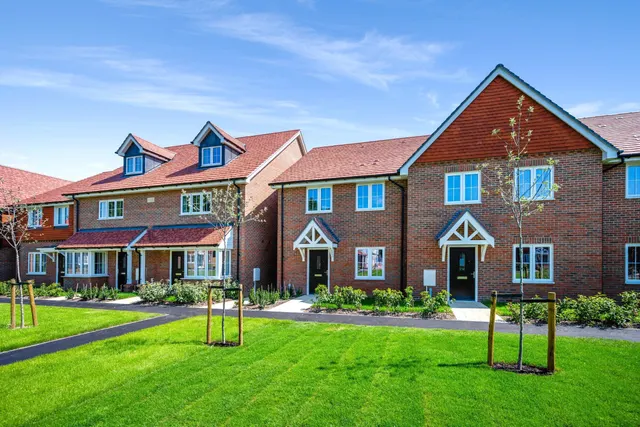 Burstow Grove, Off Haroldslea Drive, RH6, photo 1