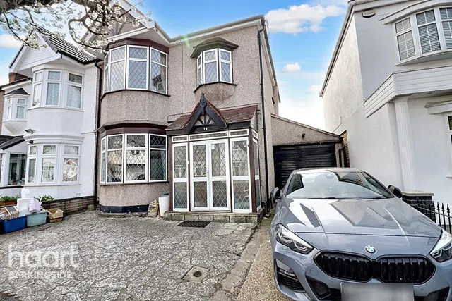 Campbell Avenue, Barkingside, IG6, photo 1