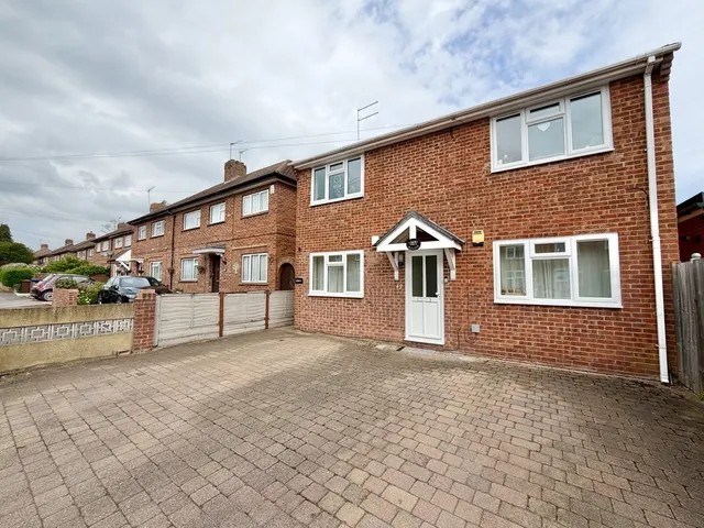 Laurel Avenue, Englefield Green, photo 1