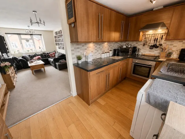 Laurel Avenue, Englefield Green, photo 3