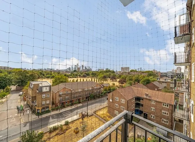 3 bedroom flat — Whiston Road, Bethnal Green, E2