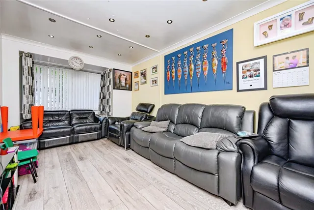 Photo 3 — Longbrooke, Houghton Regis, Dunstable, Bedfordshire, LU5