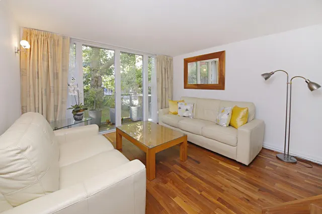 Mulberry Close, London, NW3, photo 1