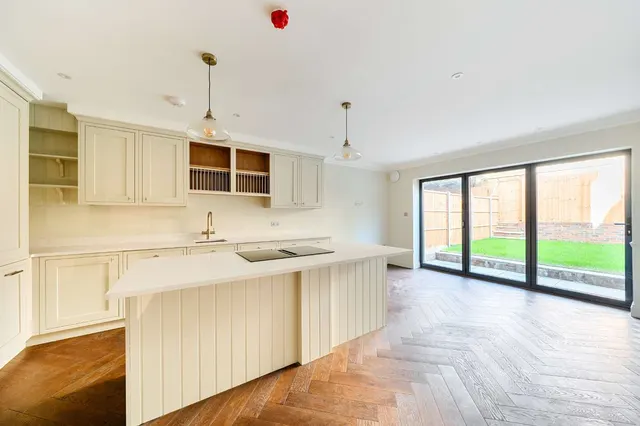Platts Lane, London, NW3, photo 3