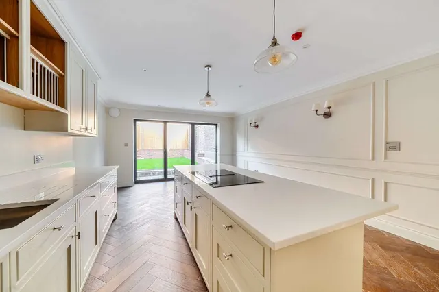 Platts Lane, London, NW3, photo 2