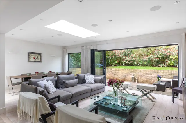 Treetop Mews, London, photo 2
