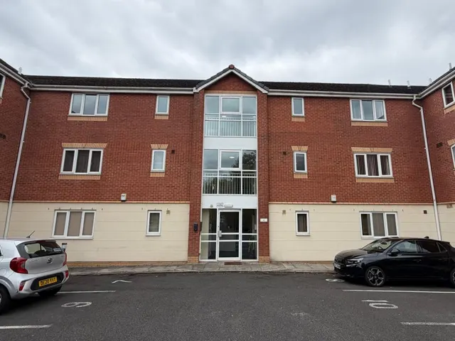 2 bedroom flat, Moorside, Warrington, WA4