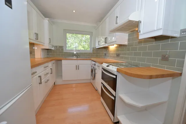 Charnwood Crescent, Chandler's Ford, SO53, photo 2