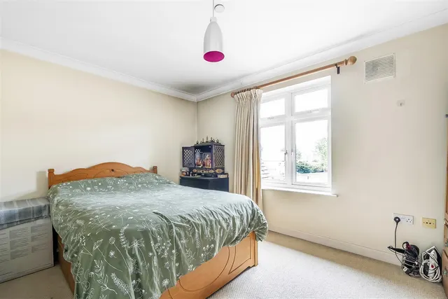 Leret Way, Leatherhead, KT22, photo 3