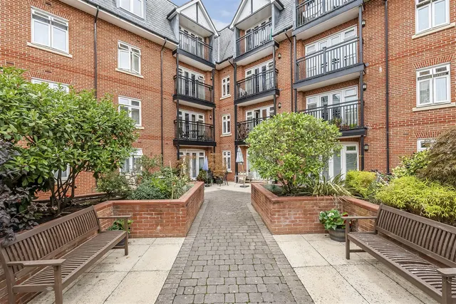 Leret Way, Leatherhead, KT22, photo 1