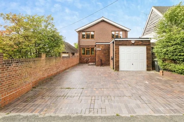 Manor Road, Lambourne End, RM4, photo 1