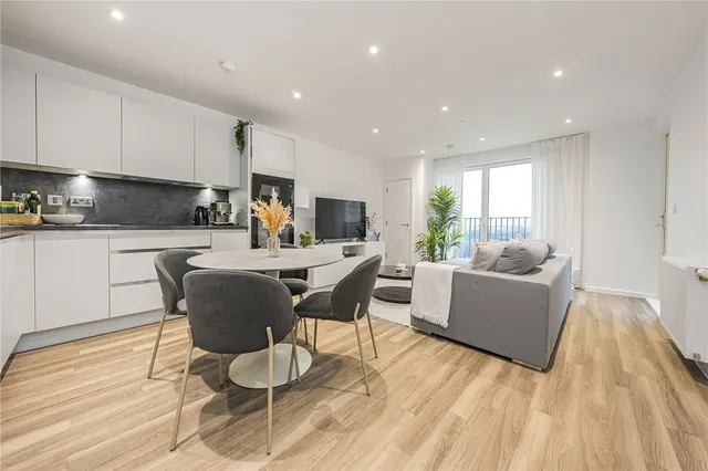 Selbourne Avenue, Hounslow, TW3, photo 2