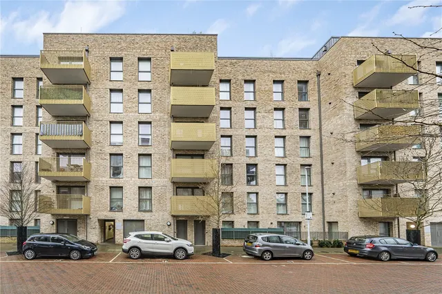 Selbourne Avenue, Hounslow, TW3, photo 1