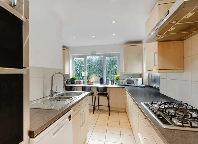 Photo 3 — Beechwood Avenue, Finchley, N3