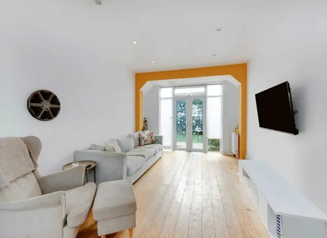 Photo 2 — Beechwood Avenue, Finchley, N3