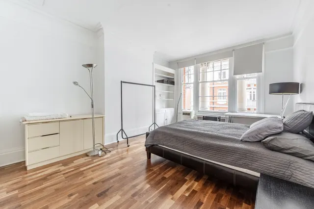 Photo 3 — 32 Lincoln House, Basil Street, London