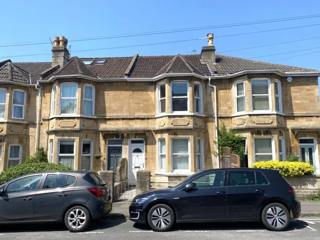 3 bedroom house — Charmouth Road, Bath, BA1 3LJ