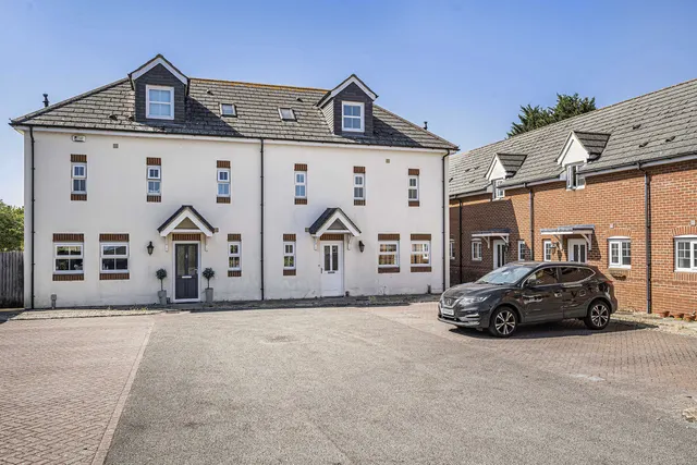Pease Place, Didcot, photo 1