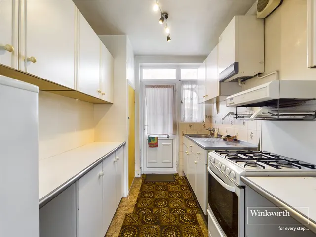 Gainsborough Gardens, Edgware, HA8, photo 3