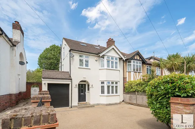 Swakeleys Road, Ickenham, UB10 8BA, photo 1
