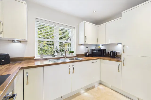 Lawrence Place, Newbury, RG14, photo 1