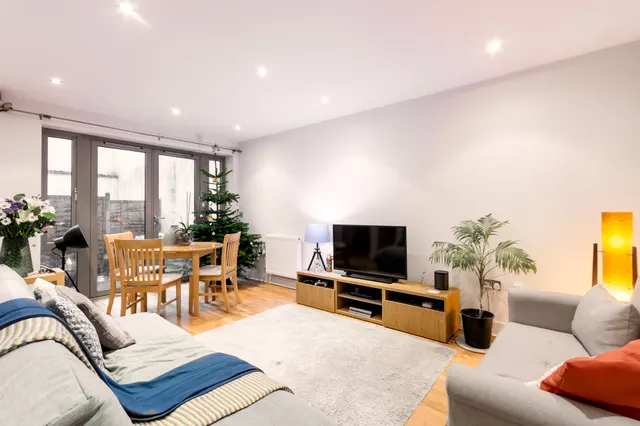 1 Lord Raglan Court, 139 Southgate Road, London, photo 1