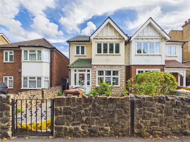3 bedroom house — Gordon Avenue, Highams Park, E4