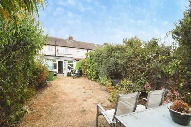 Photo 3 — Beechfield Gardens, Romford