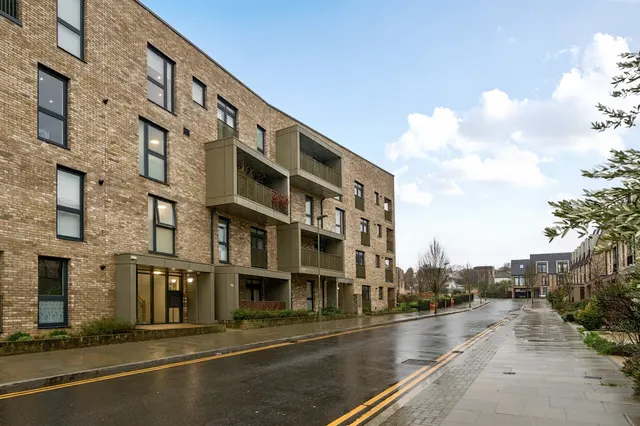 Hera Avenue, Barnet, photo 1