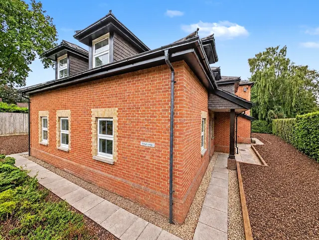 Dukes Ride, Crowthorne, Berkshire, RG45 6ED, photo 1