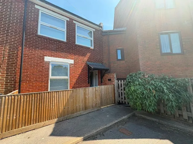 Cleveland Road, Gosport, PO12, photo 1