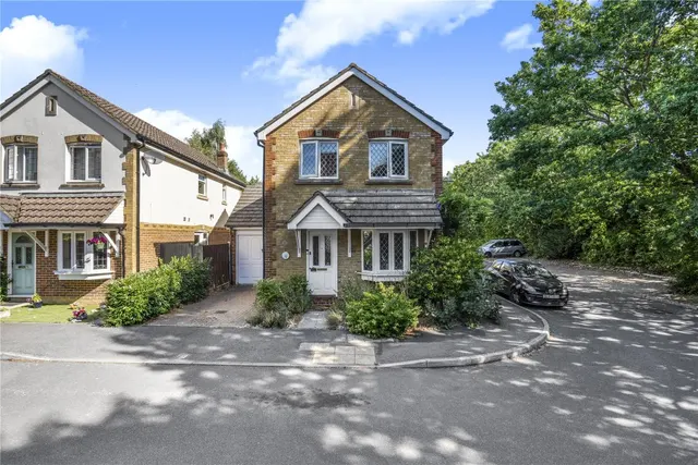 Lorne Gardens, Woking, GU21, photo 1