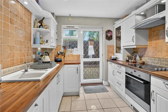 Lorne Gardens, Woking, GU21, photo 2