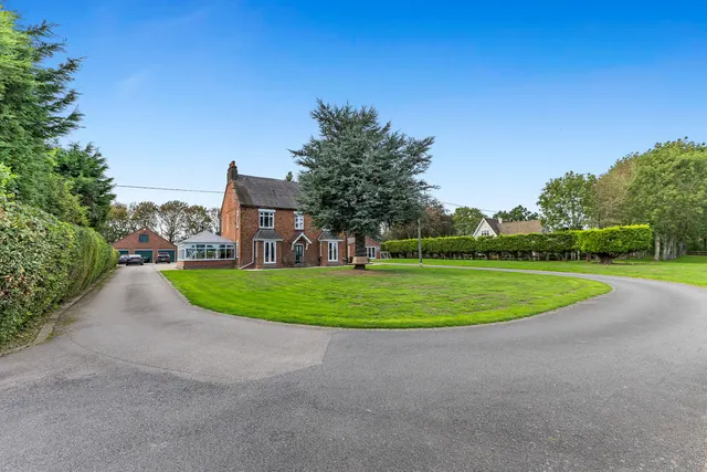 4 bedroom house, Wolvey Road, Bulkington, CV12